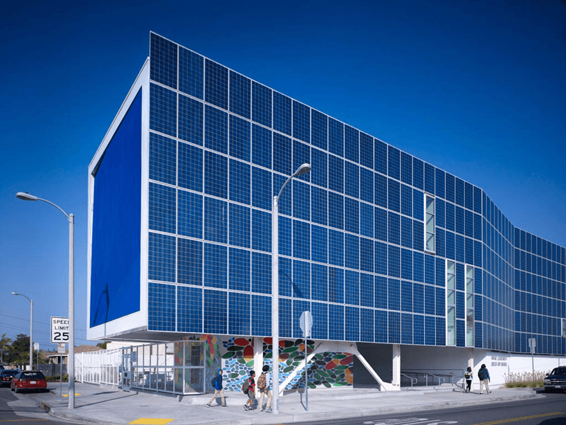 Una impresionante fachada de escuela publica cubierta con 650 paneles solares