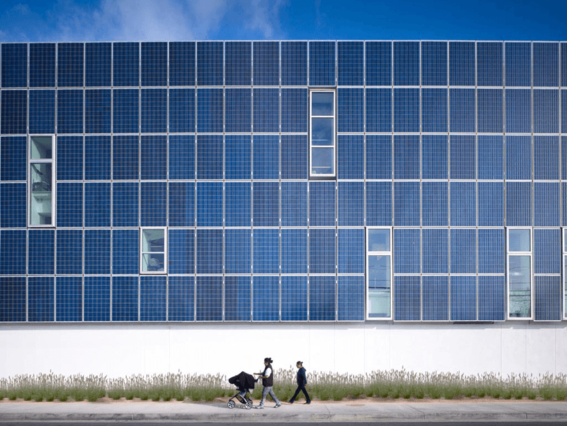 Una impresionante fachada de escuela publica cubierta con 650 paneles solares
